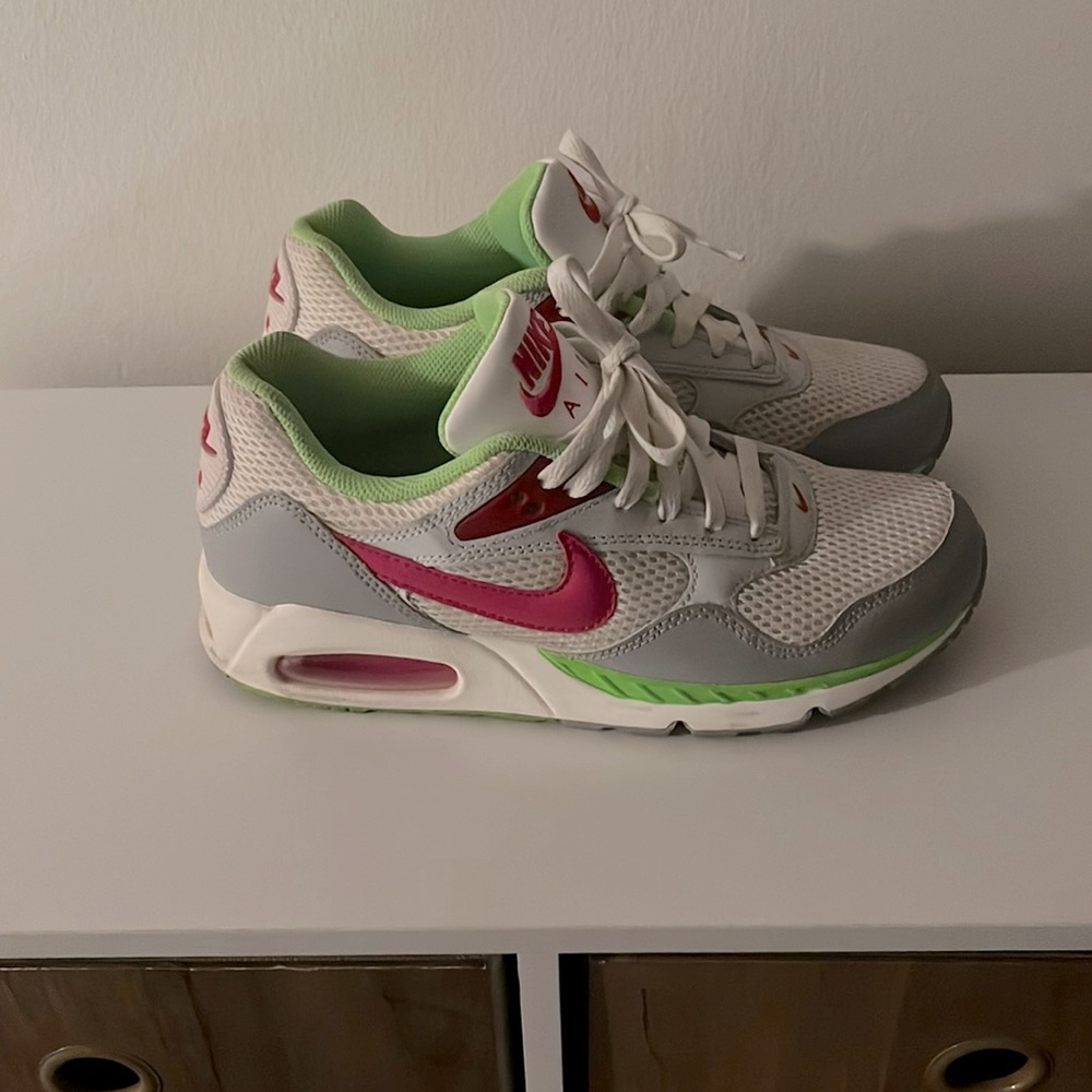 Gently loved Nike Air Max women’s size 8
